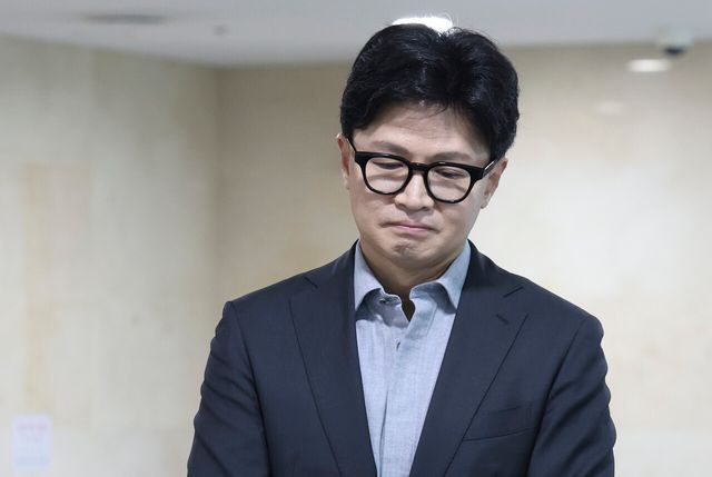 한동훈 무소속 의원이 지난 7일 오후 서울 여의도 의원회관에서 국민의힘 유의동 의원실 주최로 열린 KTX 경기남부역사 신설 토론회를 마치고 취재진 질의에 답하고 있다. [사진제공=뉴시스]&nbsp;