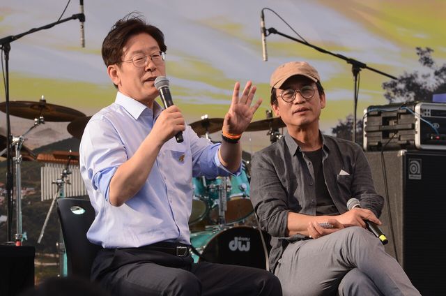 지난 2017년 5월 20일 오후 서울 종로구 광화문광장에서 열린 고 노무현 전 대통령 서거 8주기 시민문화제 '사람사는 세상이 돌아와!' 에서 당시 이재명 성남시장, 유시민 전 보건복지부 장관이 토크콘서트를 하고 있다. [사진제공=뉴시스]