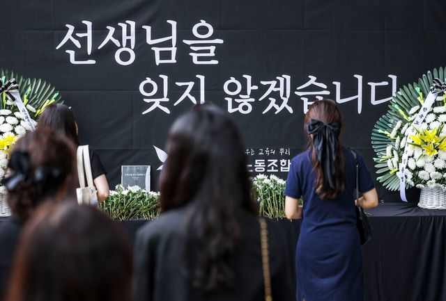 서이초 순직교사 1주기였던 2024년 7월 18일 서울 서초구 서울교육대학교에서 진행된 교사유가족협의회, 초등교사노동조합 ‘2024 순직교사 추모행사’를 방문한 교사 및 시민들이 헌화를 하고 있다. [사진제공=뉴시스]