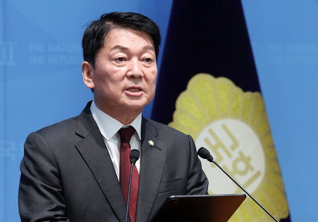 &nbsp;안철수 국민의힘 의원이 지난 12일 서울 여의도 국회 소통관에서 기자회견을 열고 한동훈 무소속 의원의 복당을 반대하는 발언을 하고 있다. [사진제공=뉴시스]&nbsp;