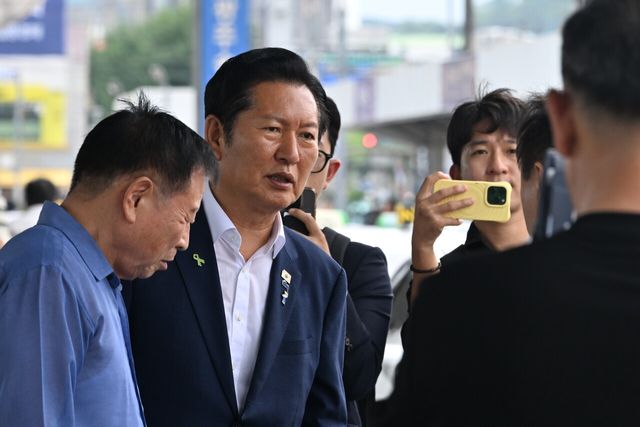 정청래 더불어민주당 전 당대표가 제헌절 연휴 이튿날인 18일 오전 전남광주 광산구 광주송정역에서 택시기사들과 인사를 주고받고 있다. [사진제공=뉴시스]