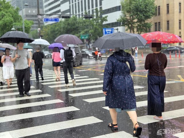 지난 9일 서울 광화문 인근에서 우산을 쓴 시민들이 이동하고 있다. ⓒ투데이신문