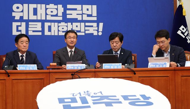 한병도 더불어민주당 대표 직무대행 겸 원내대표가 15일 여의도 국회에서 열린 최고위원회의에서 발언하고 있다. 왼쪽부터 강득구 최고위원, 한 원내대표, 황명선, 박지원 최고위원. [사진제공=뉴시스]