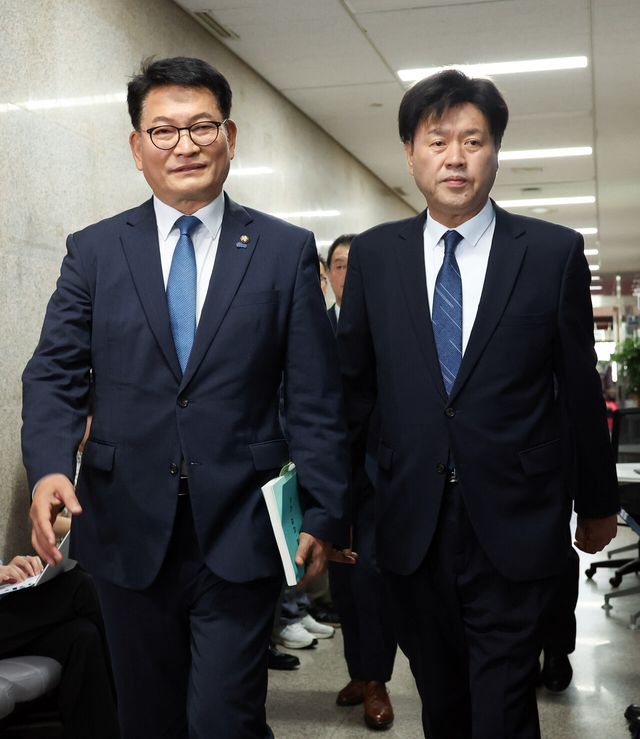 더불어민주당 당권주자인 송영길(왼쪽) 의원이 17일 비공개 최고위원회의가 열린 여의도 국회 민주당 대표회의실 로 민주당 강령·당헌·당규집을 들고 김용 전 민주연구원 부원장과 이동하고 있다. [사진제공=뉴시스]
