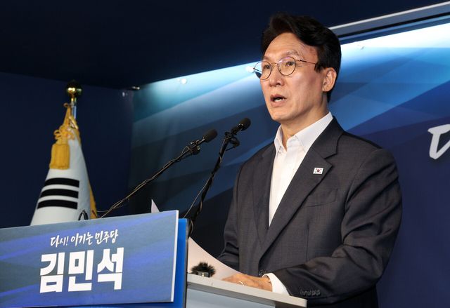 더불어민주당 8·17 전당대회 당 대표 후보 출마를 선언한 김민석 전 국무총리가 15일 서울 여의도 더불어민주당 중앙당사에서 4대혁신안 발표를 하고 있다. [사진제공=뉴시스]