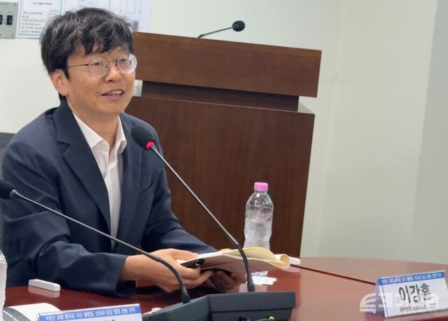 2일 서울 여의도 국회의원회관에서 열린 ‘자산과세 정상화 토론회② 부동산 과세 왜곡과 자산 불평등, 보유세 중심 체계 전환 모색’ 토론회에서 이강훈 변호사가 발제를 진행하고 있다. ⓒ투데이신문