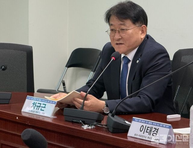 2일 서울 여의도 국회의원회관에서 열린 ‘자산과세 정상화 토론회② 부동산 과세 왜곡과 자산 불평등, 보유세 중심 체계 전환 모색’ 토론회에서 조국혁신당 차규근 의원이 개회사를 진행하고 있다. ⓒ투데이신문
