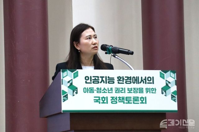 1일 오후 2시 서울 국회의원회관 제1소회의실에서&nbsp;국회의원 조인철·최형두·이해민 의원실과 초록우산이 주최한 ‘인공지능 환경에서의 아동·청소년 권리 보장을 위한 국회 정책토론회’에서 서울교대 윤리교육과 박형빈 교수가 기조강연을 진행하고 있다.&nbsp;ⓒ투데이신문<br>