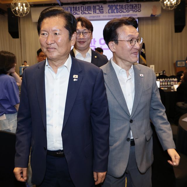 6월 28일 오후 경기 광주시 곤지암리조트에서 열린 더불어민주당 6.3 지방선거 청년 당선자 워크숍에서 김민석 국무총리와 정청래 전 대표가 이동하고 있다. [사진제공=뉴시스/공동취재단]