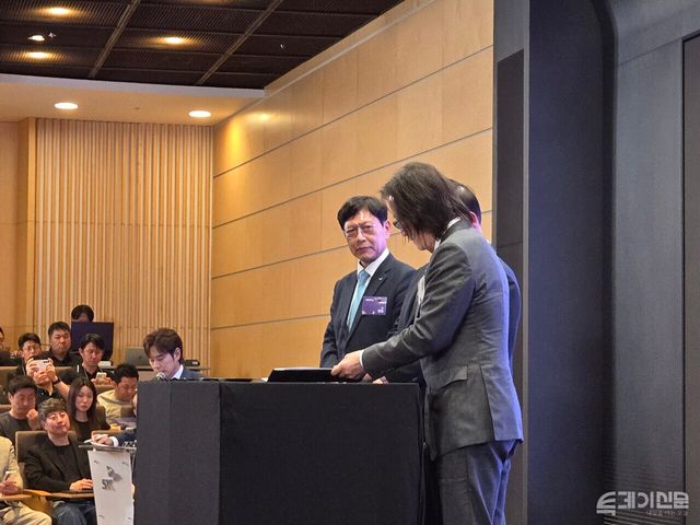 &nbsp;SK하이닉스 안 현 사장(왼쪽부터), 티이엠씨&nbsp;유원양 대표이사, 피에스디이 박동석&nbsp; 대표이사, 공정거래위회 주병기 위원장이&nbsp;2일 서울 중구 SKT타워에서 열린 ‘SK-1·2·3차 협력사 상생협약 체결식’에서 협약서에 서명하고 있다.&nbsp;ⓒ투데이신문<br>