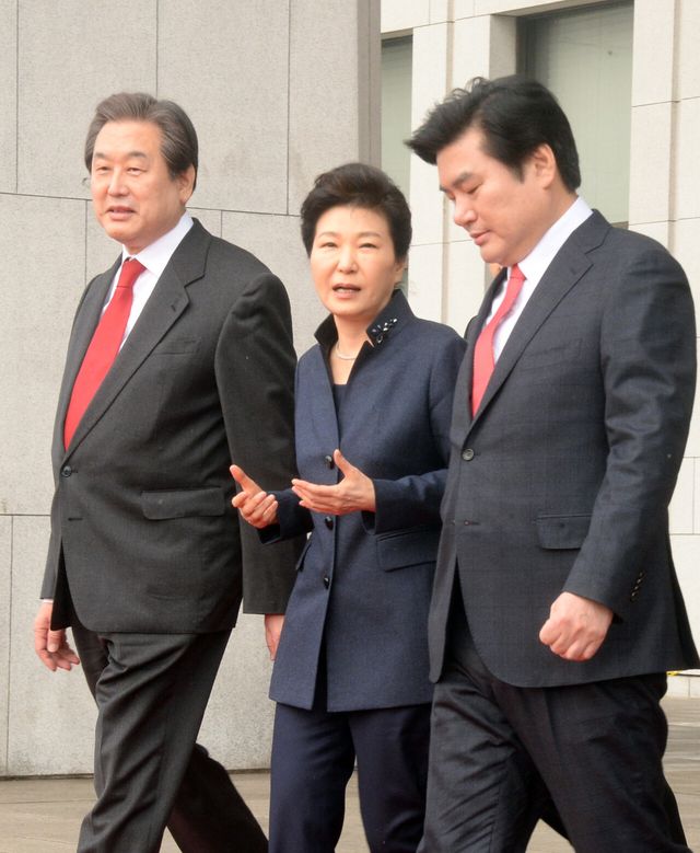 지난 2016년 2월 16일 당시 박근혜 대통령이 서울 여의도 국회에서 북한의 도발에 따른 안보 위협과 관련해 정치권의 협조와 국민 단합을 강조하는 연설을 마치고 걸어나오며 새누리당 김무성 대표, 원유철 원내대표와 대화하고 있다. [사진제공=뉴시스]