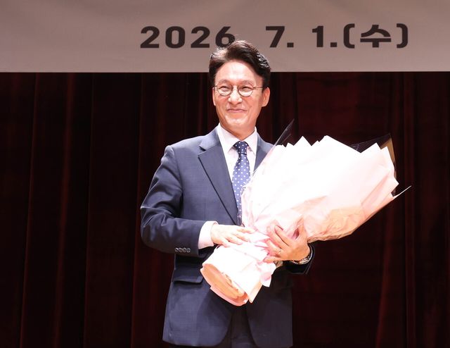 김민석 국무총리가 1일 오전 서울 종로구 정부서울청사에서 열린 제49대 국무총리 이임식을 마친 뒤 꽃다발을 전달받고 있다. [사진제공=뉴시스]<br>
