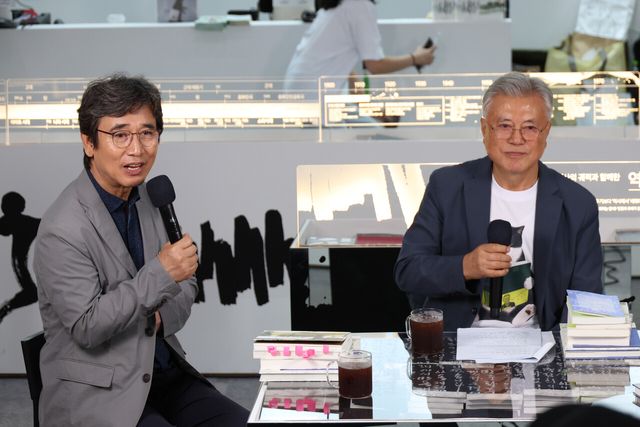 문재인 전 대통령과 유시민 작가가 6월 25일 서울 코엑스에서 열린 2026 서울국제도서전 돌베개X평산책방 부스에서 북 토크를 하고 있다. [사진제공=뉴시스]