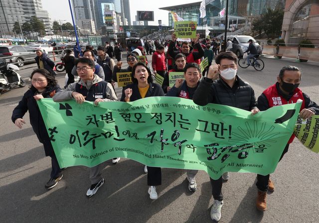 이주인권단체연합 회원들이 지난 2024년 3월 17일 서울 중구 서울역 광장에서 진행된 ‘2024 세계 인종차별 철폐의 날 기념대회’에서 피켓을 들고 행진하고 있다. [사진제공=뉴시스]<br>