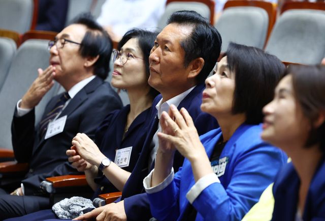 더불어민주당 당권 주자인 정청래 전 대표가 18일 서울 마포구청 대강당에서 열린 서울마포을 정기지역당원대회에서 동영상을 시청하고 있다. [사진제공=뉴시스]
