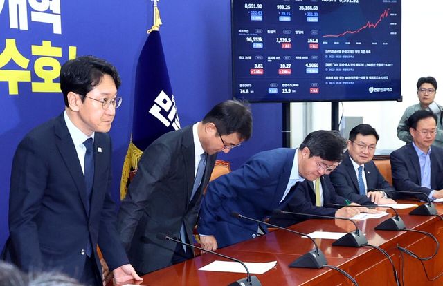 한병도 더불어민주당 원내대표와 지도부가 6월 23일 오전 서울 여의도 국회에서 열린 원내대책회의에서 고개숙여 인사를 하고 있다. [사진제공=뉴시스]