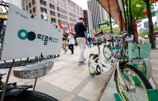 2022년 21일 서울시내 따릉이 대여소에 서울자전거 따릉이가 세워져있다.