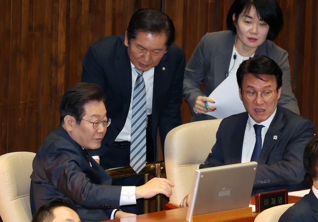 지난해 3월 13일 이재명(왼쪽) 당시 더불어민주당 대표가 서울 여의도 국회에서 열린 제423회 국회(임시회) 제1차 본회의에서 탄핵소추단장인 정청래(가운데) 의원, 김민석 최고위원과 대화하고 있다. [사진제공=뉴시스]