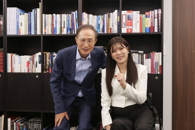 이명박 전 대통령과 이소희 국민의힘 의원이 20일 서울 서초구 소재 청계재단 사무실에서 만나 기념사진을 찍고 있다. [사진제공=이소희 의원실]