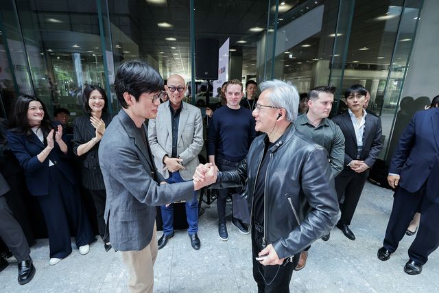 네이버 이해진 의장이&nbsp;지난 6월 8일 경기 성남시 네이버 1784 사옥에서 엔비디아 젠슨 황 최고경영자(CEO)와 만나 악수하고 있다. [사진=네이버]