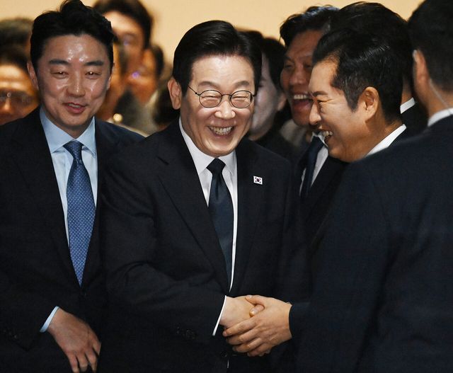 이재명 대통령이 지난해 11월 4일 서울 여의도 국회에서 2026년도 정부 예산안에 대한 시정연설을 한 뒤 본회의장을 나서며 당시 정청래 더불어민주당 대표 등과 인사하고 있다. [사진제공=뉴시스]