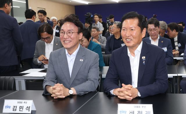 김민석(왼쪽) 전 국무총리와 정청래 전 더불어민주당 대표가 10일 전북 전주시 더불어민주당전북특별자치도당에서 열린 '더불어민주당 전북특별자치도당 제3차 상무위원회의'에 참석해 대화를 나누고 있다. [사진제공=뉴시스]