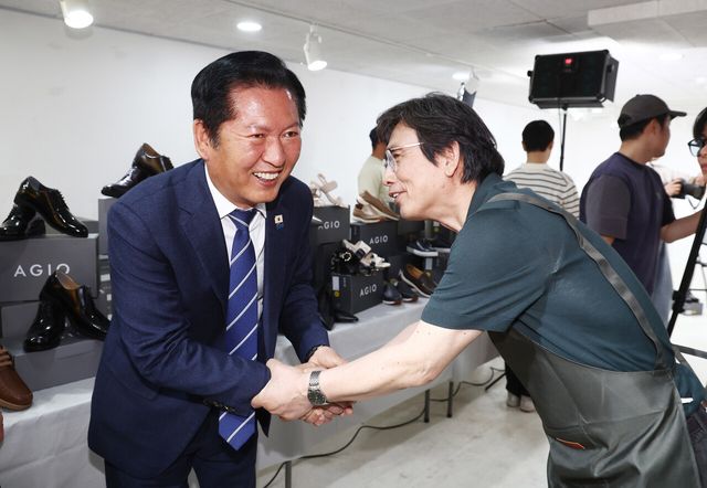 지난 4월 24일 오후 당시 정청래 더불어민주당 대표가 서울 성동구 언더스탠드에비뉴에 마련된 청각장애인 수제화 브랜드 '아지오' 매장 오픈 행사에 참석해 유시민 작가와 인사하고 있다. [사진제공=뉴시스/공동취재단]