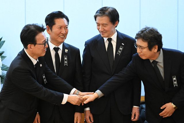 지난 1월 27일 당시 김민석 국무총리가 서울 종로구 서울대학교병원 장례식장에 마련된 이해찬 민주평화통일자문회의 수석부의장 빈소에서 정청래 더불어민주당 대표, 조국 조국혁신당 대표, 유시민 작가와 대화하고 있다. [사진제공=뉴시스]