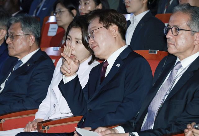 이재명 대통령과 김혜경 여사가 지난 19일 부산에서 열린 제48차 유네스코 세계유산위원회 개회식에서 대화를 하고 있다. [사진제공-=뉴시스]&nbsp;<br>