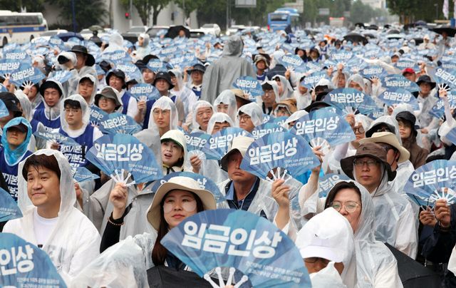 전국공무원노동조합 대표단과 조합원들이 지난햐 8월 서울 용산구 대통령실 인근에서 열린 공무원노동자대회에서 브채를 들어보이고 있다. [사진제공=뉴시스]