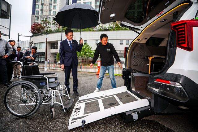 더불어민주당 정원오 더불어민주당 전 서울시장 후보가 20일 서울 성동구 금호스포츠센터에서 열린 찾아가는 서울人터뷰 '장애인 콜택시편'에서 장애인 콜택시 탑승 시연을 살펴보고 있다. 2026.04.20. jhope@newsis.com<br>