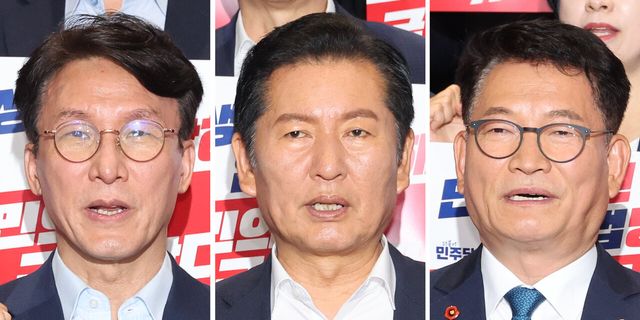 더불어민주당&nbsp; 김민석(왼쪽부터) 전 총리와 정청래 전 대표, 송영길 의원이 23일 서울 여의도 국회 로텐더홀에서 열린 민생외면 입법방해 국민의힘 규탄대회에 참석하고 있다. [사진제공=뉴시스]<br>