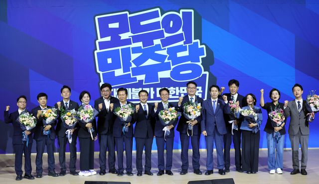 한병도 더불어민주당 대표 직무대행 겸 원내대표가 23일 여의도 국회의원회관에서 열린 당대표·최고위원 선출을 위한 예비경선 결과발표에서 본선경에 진출한 당대표·최고위원들과 기념촬영하고 있다. 왼쪽부터 박선원, 이성윤, 한민수, 최민희 최고위원 후보, 소병훈 중앙당 선거관리위원장인, 정청래 당대표 후보, 한병도 대표 직무대행 겸 원내대표, 김민석, 송영길 당대표 후보, 이학영 전국당원대회준비위원장인, 김용, 서미화, 임미애, 김영호 최고위원 후보. [사진제공=뉴시스]