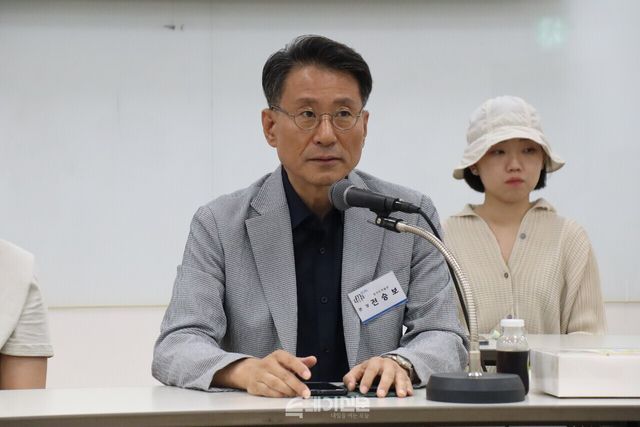 23일 오전 경기도미술관에서 열린 전시 <우리의 여름에게> 기자간담회에서 전승보 관장이 이야기하고 있다. ©투데이신문<br>
