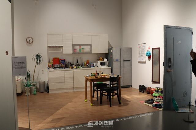 남다현 작가의 작업&nbsp;<2008년 7월 12일 청구3차 106동 507호>의 모습&nbsp;©투데이신문