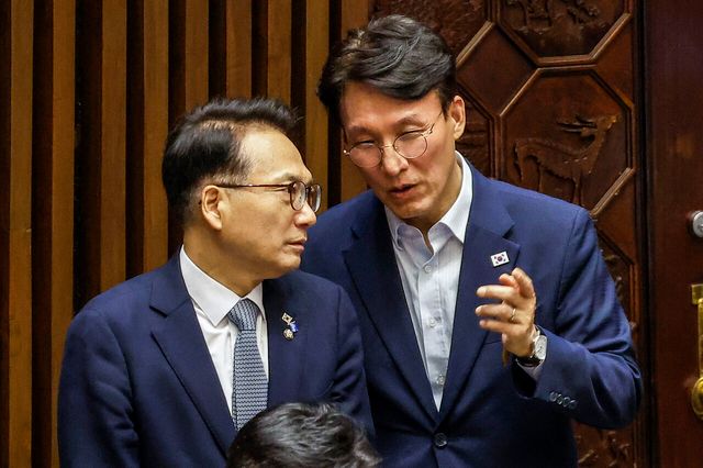 김민석 더불어민주당 대표 후보와 박선원 최고위원 후보가 23일 서울 여의도 국회에서 열린 제437회 국회(임시회) 2차 본회의에서 대화를 나누고 있다. [사진제공=뉴시스]