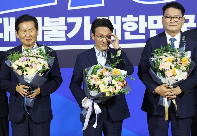 더불어민주당 8·17 전당대회 대표 경선에 진출한 정청래(왼쪽부터), 김민석, 송영길 후보가 23일 여의도 국회의원회관에서 열린 당대표·최고위원 선출을 위한 예비경선 결과발표에서 꽃다발을 들고 있다. [사진제공=뉴시스]