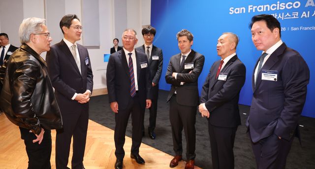 엔비디아 젠슨 황 CEO,&nbsp; 삼성전자 이재용 회장, 현대차그룹 정의선&nbsp;회장, 네이버 이해진 이사회 의장(뒤), 오픈AL 샘 올트먼 CEO, 브로드컴&nbsp;혹 탄 CEO, SK그룹 최태원 회장이 지난 24일(현지 시간) 미국 샌프란시스코 더 미드웨이에서 열린 ‘샌프란시스코 AI 서밋’에 앞서 대화를 하고 있다. [사진=뉴시스]