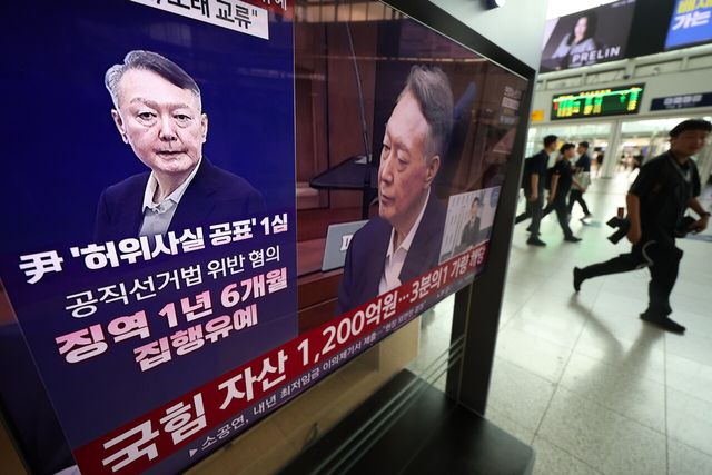 윤석열 전 대통령의 공직선거법 위반 혐의 사건 1심 선고 공판이 열린 지난 27일 서울역에서 시민들이 관련 방송을 지켜보고 있다. [사진제공=뉴시스]<br>