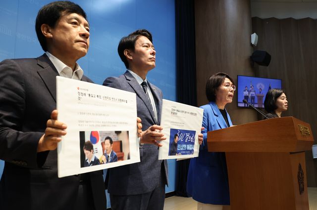 더불어민주당 전당대회 최고위원에 출마한 한민수(왼쪽부터), 이성윤, 최민희 의원이 22일 여의도 국회 소통관에서 전당대회 현안 관련 기자회견을 하고 있다. [사진제공=뉴시스]