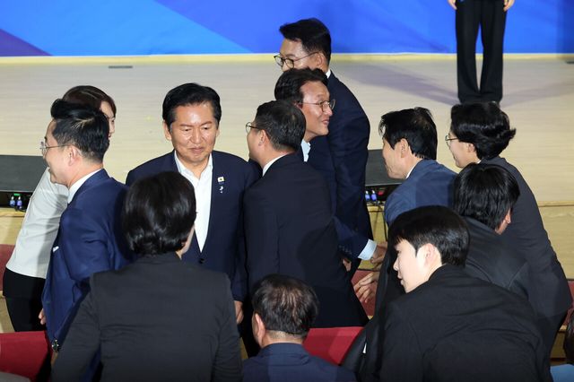 더불어민주당 8·17 전당대회 대표 경선에 진출한 김민석, 정청래, 송영길 후보가 23일 여의도 국회의원회관에서 열린 당대표·최고위원 선출을 위한 예비경선 결과발표에서 고민정 의원, 김보미 전 강진군 의원과 인사를 나누고 있다. [사진제공=뉴시스]