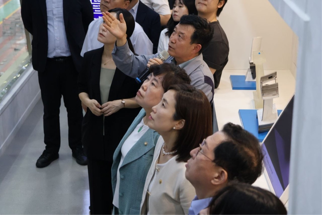 지난 27일 경남 창원시 두산에너빌리티 본사에서 열린 ‘보수기후환경네트워크 원전·SMR 산업 생태계 활성화를 위한 현장시찰’에서 보수기후환경네트워크 소속 의원들이 두산에너빌리티 관계자로부터 원전·SMR 관련 사업과 주요 설비에 대한 설명을 듣고 있는 모습. [사진제공=보수기후환경네트워크]<br>
