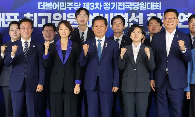 20일 서울 여의도 더불어민주당 중앙당사에서 열린 전당대회 예비경선 합동연설회에서 당권주자인 김민석(왼쪽부터) 전 국무총리, 고민정 의원, 정청래 전 대표, 김보미 전 강진군 의원, 송영길 의원 등 최고위원 후보자들이 기념촬영을 하고 있다. [사진제공=뉴시스]