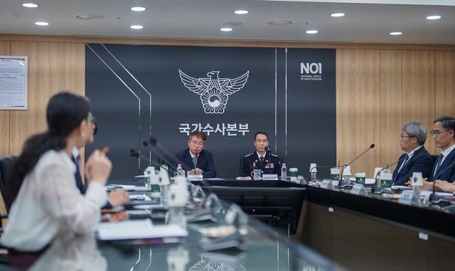 유재성 경찰청장 직무대행이 지난 27일 서울 서대문구 경찰청 국가수사본부에서 진행된 ‘경찰 수사 신뢰 제고를 위한 쇄신 태스크포스(TF)’에 참석해 김남준 위원장의 발언을 경청하고 있다. [사진제공=뉴시스]<br>