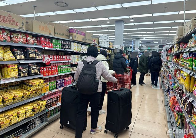서울 시내 한 대형마트에서 소비자들이 장을 보고 있다. ⓒ투데이신문