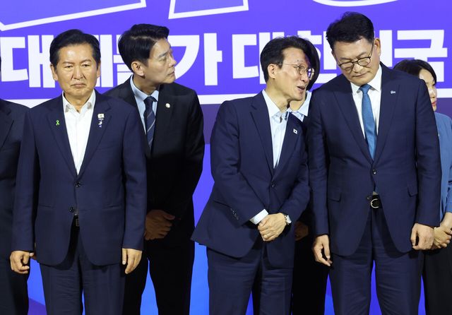 더불어민주당 8·17 전당대회 대표 경선에 진출한 정청래(왼쪽부터), 김민석, 송영길 후보가 23일 여의도 국회의원회관에서 열린 당대표·최고위원 선출을 위한 예비경선 결과발표에 참석해 있다. [사진제공=뉴시스]