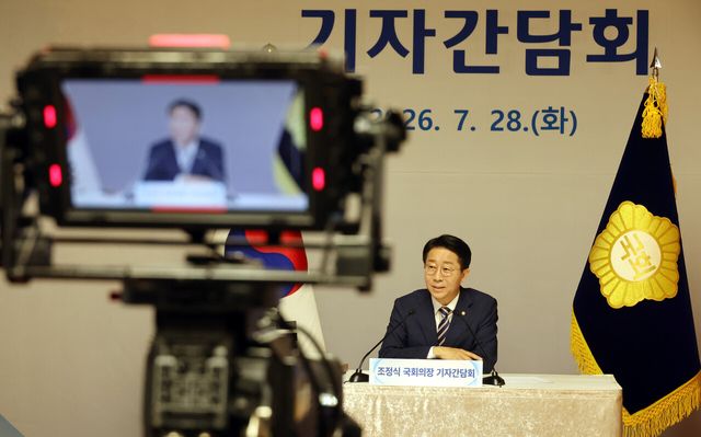 조정식 국회의장이 지난 28일 오전 서울 여의도 국회 사랑재에서 열린 취임 첫 기자간담회에서 취재진 질문에 답하고 있다. [사진제공=뉴시스]<br>