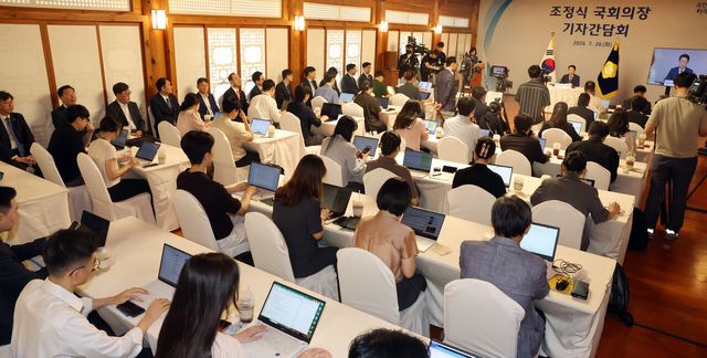 조정식 국회의장이 지난 28일 오전 서울 여의도 국회 사랑재에서 열린 취임 첫 기자간담회에서 취재진 질문에 답하고 있는 모습. [사진제공=뉴시스]&nbsp;<br>