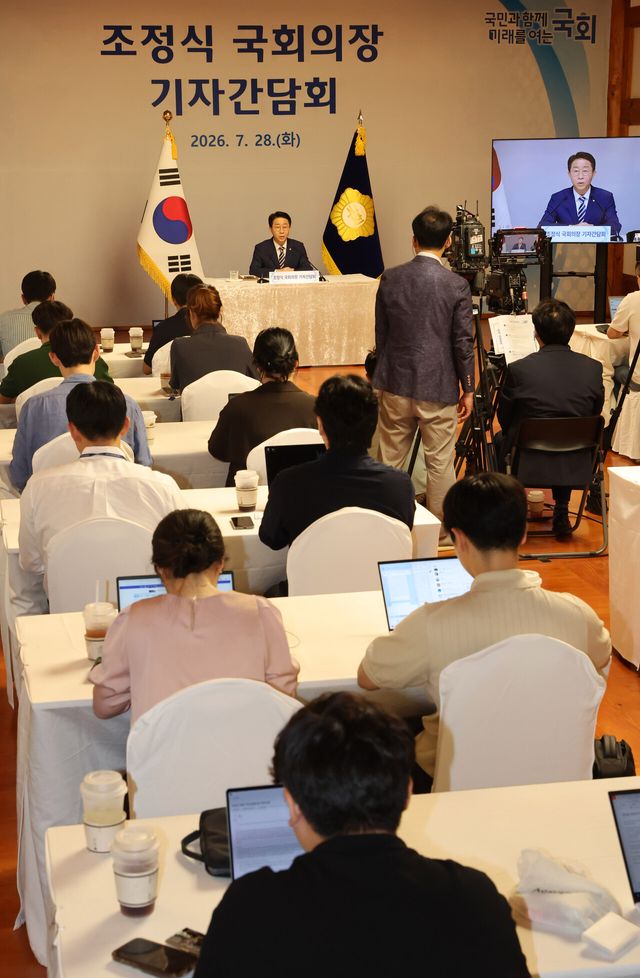조정식 국회의장이 28일 오전 서울 여의도 국회 사랑재에서 열린 취임 첫 기자간담회에서 취재진 질문에 답하고 있다. [사진제공=뉴시스]