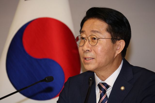 조정식 국회의장이 지난 28일 오전 서울 여의도 국회 사랑재에서 열린 취임 첫 기자간담회에서 취재진 질문에 답하고 있는 모습. [사진제공=뉴시스]